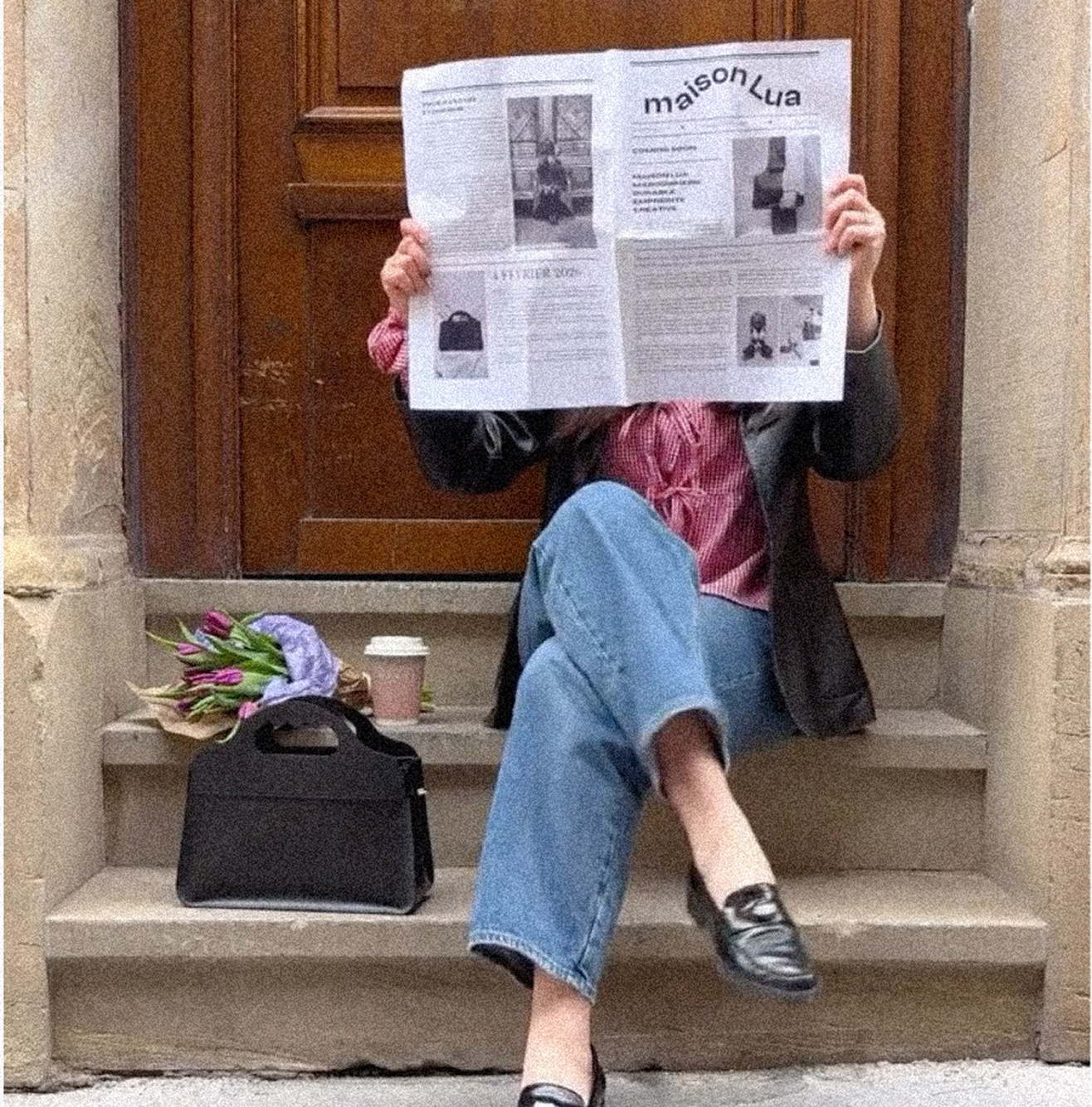 Femme assise dehors tenant le journal Maison Lua