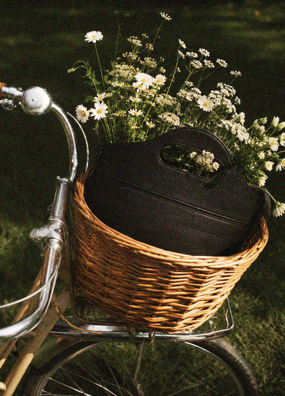 Photographhie genérée par IA, d'un vélo avec un sac LUA dans le panier
