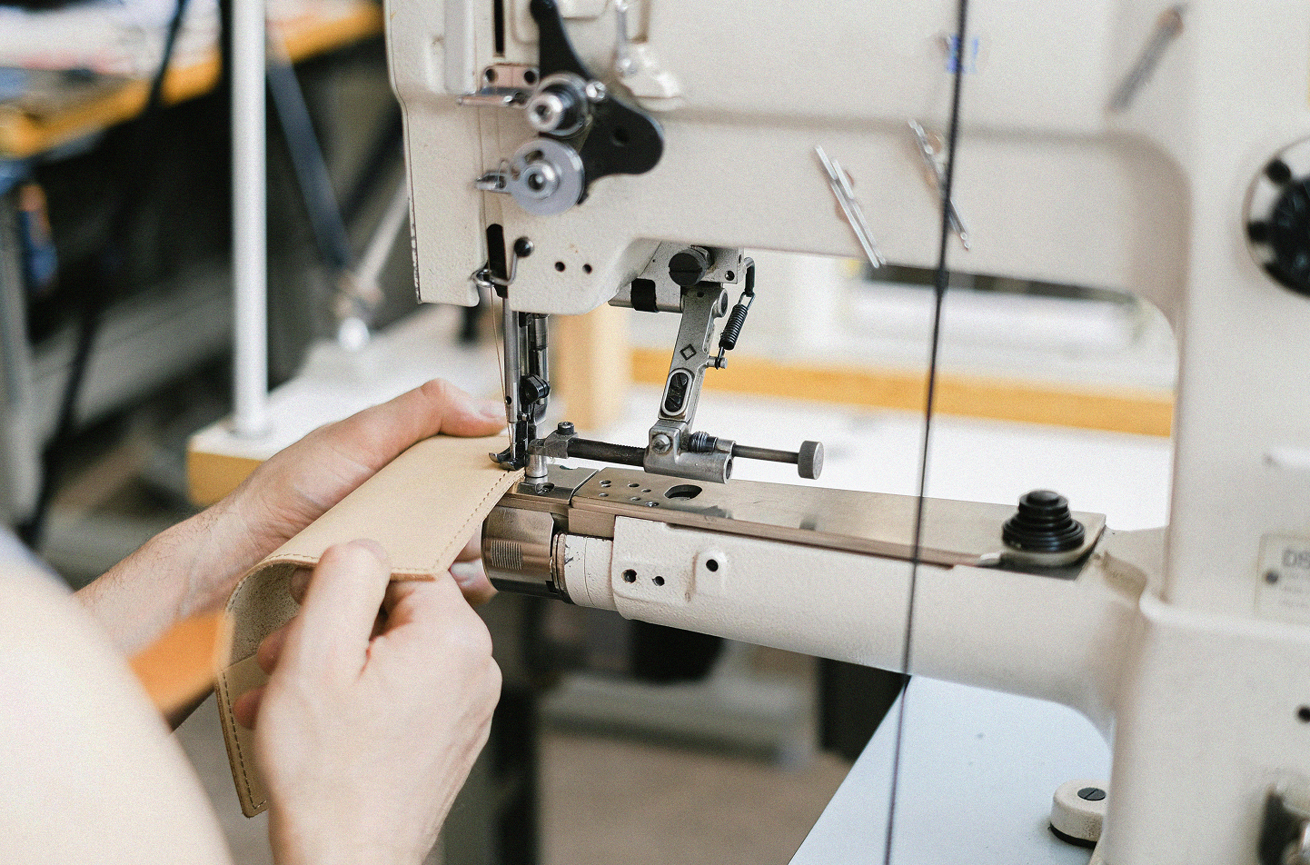 Photographie d'une dame en train d'assembler les chutes de cuir pour faire un sac LUA', Pexels
