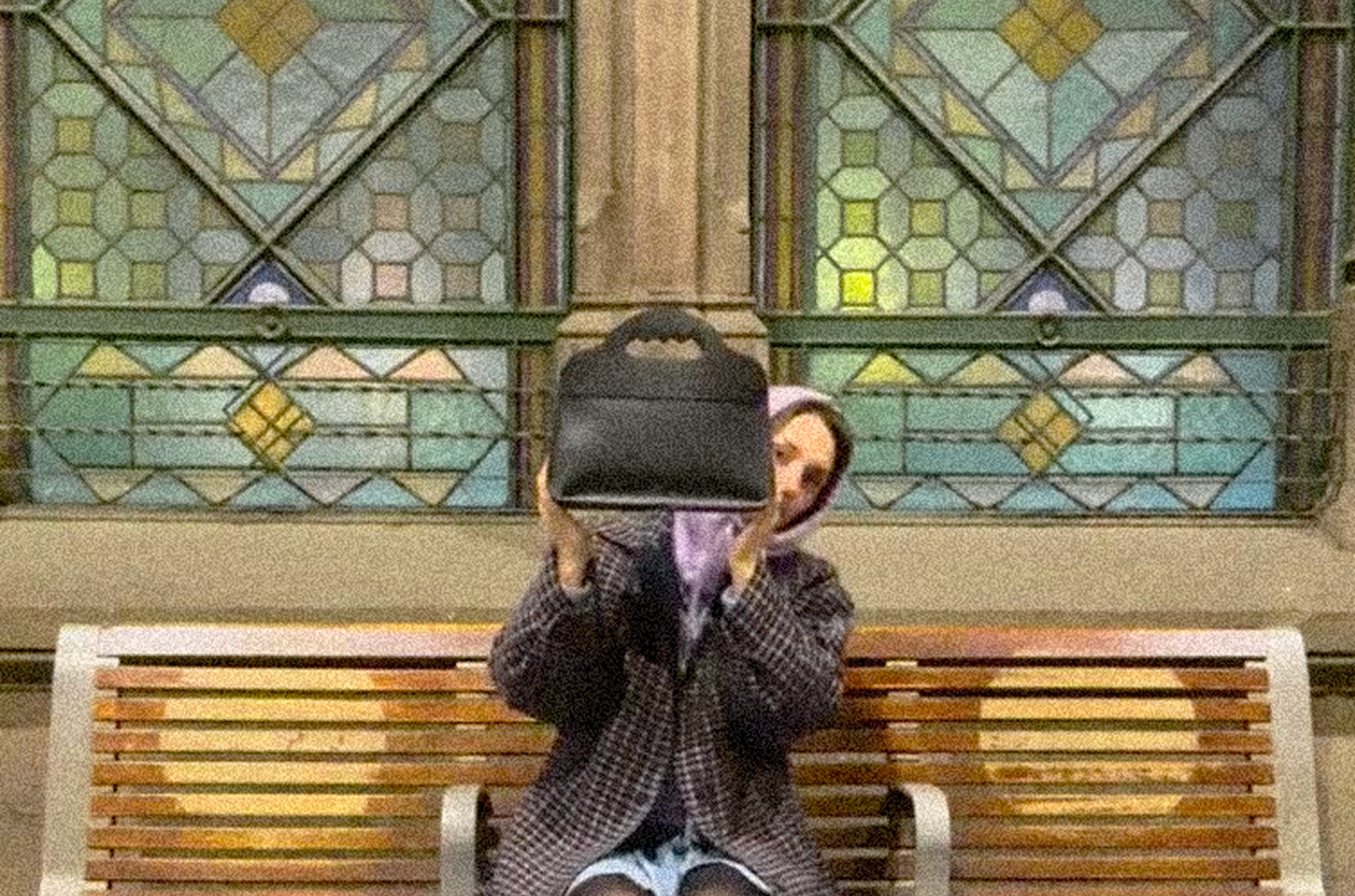 Image d'un sac LUA porté dans les mains par Amanda
