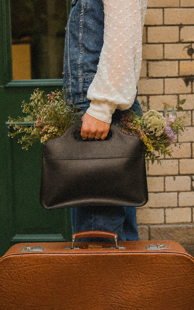 Sac LUA noir avec fleurs, valise vintage