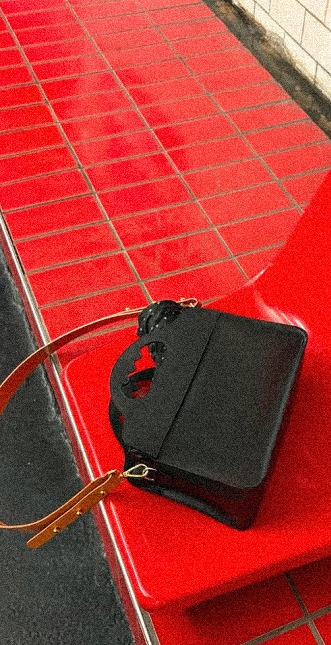 Sac LUA sur une chaise rouge
