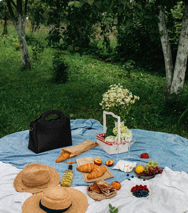 Sac LUA sur chaise, table champêtre en pleine nature